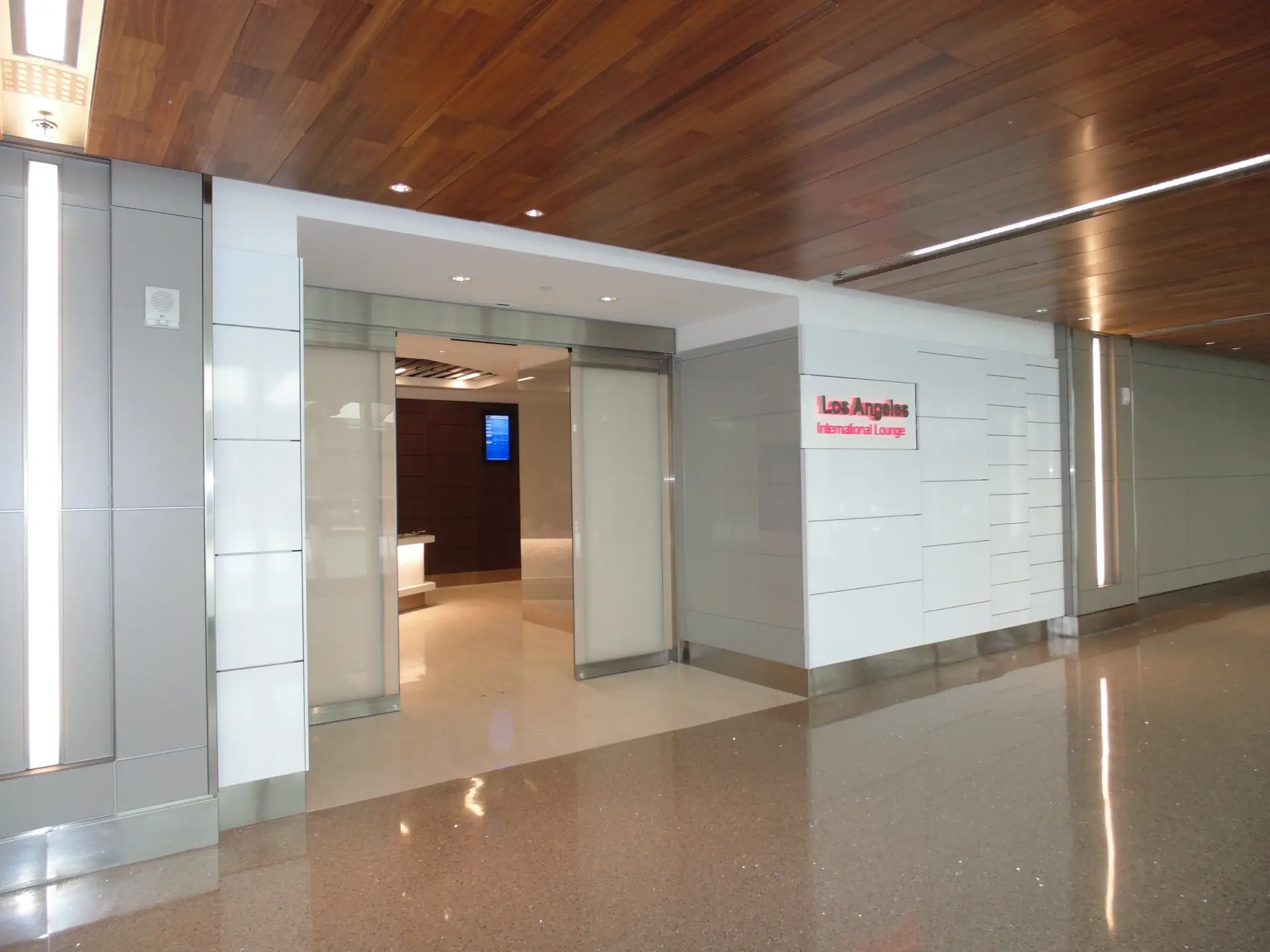 INTERNATIONAL LOUNGE - Image 1