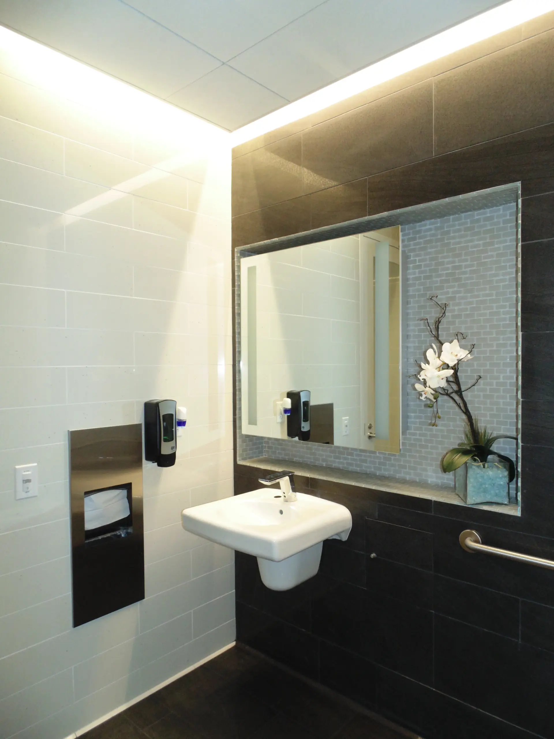 INTERNATIONAL LOUNGE - Image 6