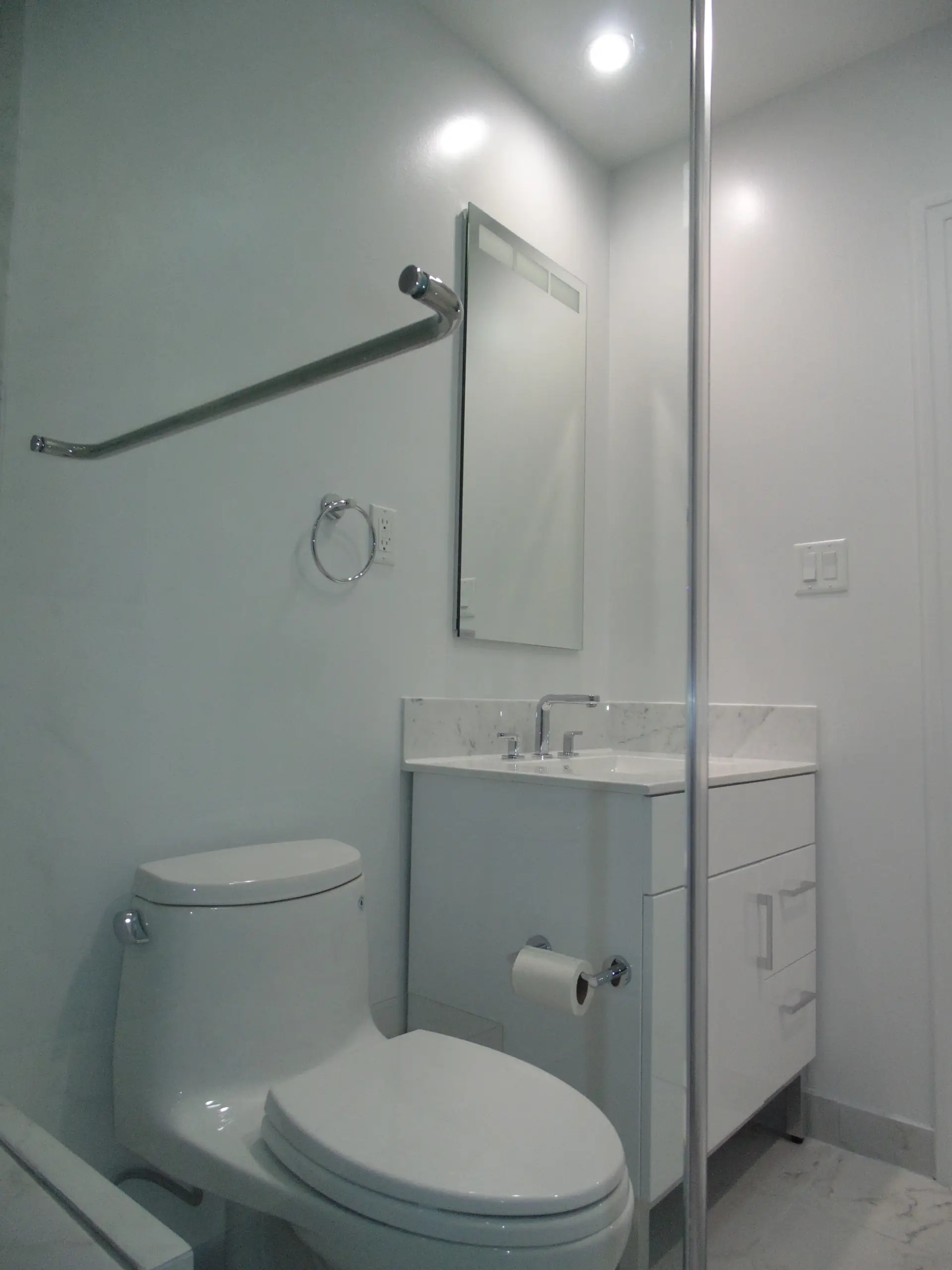 RESIDENTIAL RESTROOM, SANTA MONICA, CA. - Image 2